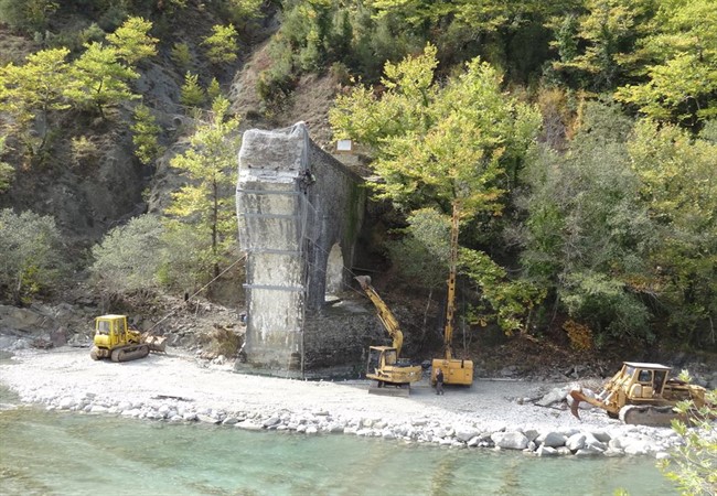 «Ζωντάνεψε» ξανά το Γεφύρι της Πλάκας