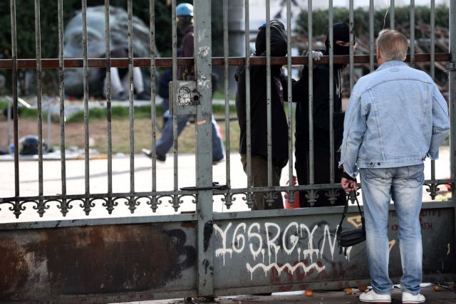 Υπό κατάληψη το Πολυτεχνείο από ομάδες αντιεξουσιαστών