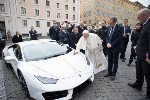 Ο Παπάς Φραγκίσκος αρνείται Lamborghini αλλά την ευλογεί [βίντεο]