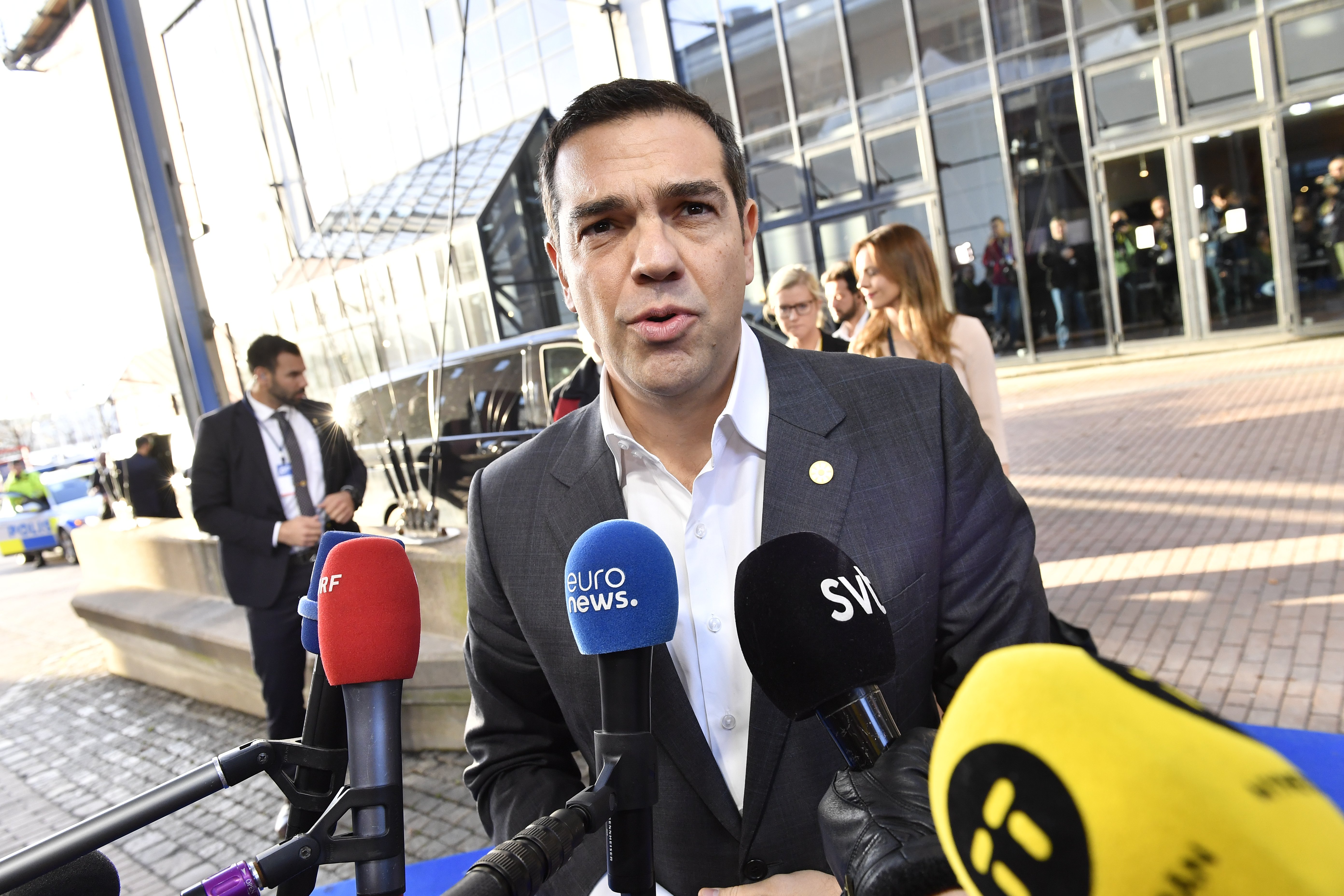 Τσίπρας: Να συζητήσουμε την αλλαγή του οικονομικού μοντέλου