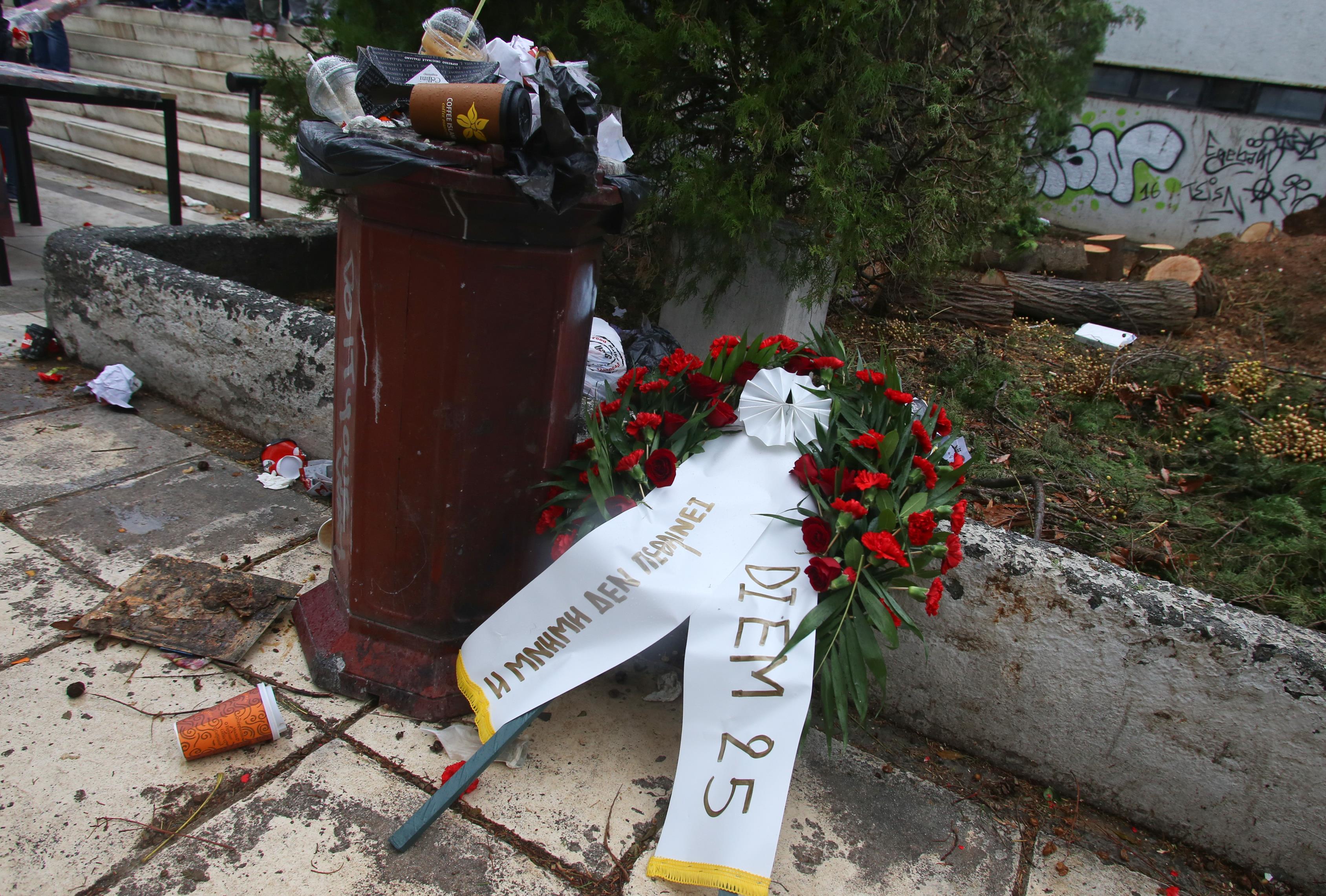 Πέταξαν στα σκουπίδια το στεφάνι του Βαρουφάκη για το Πολυτεχνείο [Εικόνα]