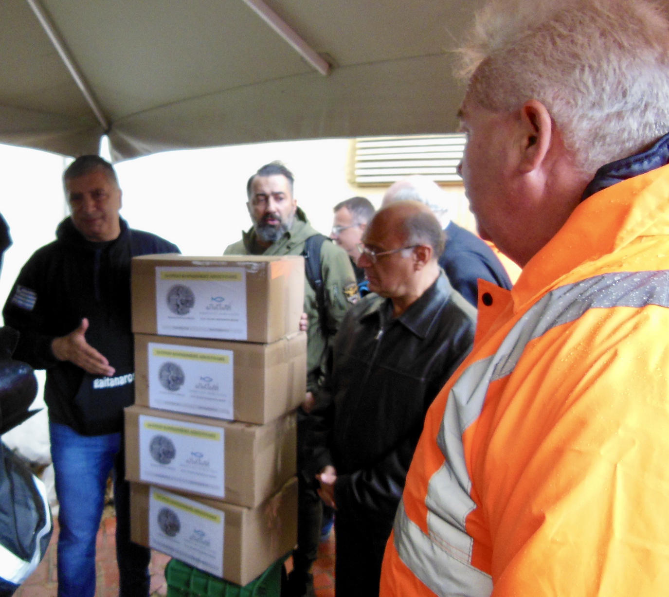 ΙΣΑ: Φάρμακα, τρόφιμα και νερό σε κατοίκους της Μάνδρας