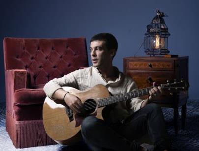 Ο Ρίζος τραγουδάει Μάνο Λοΐζο στο Σταυρό του Νότου