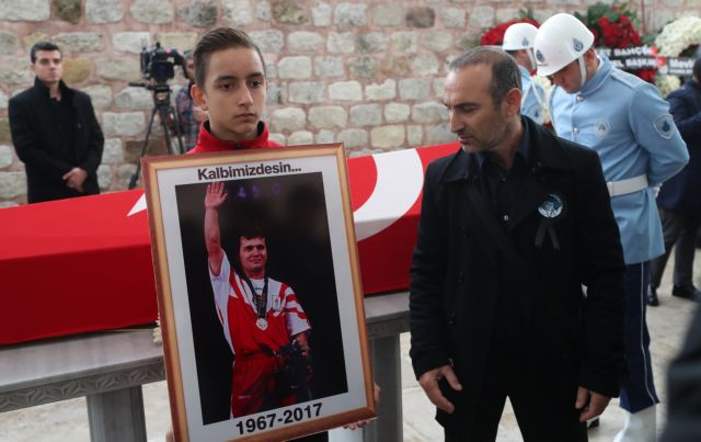 Συγκίνηση από την παρουσία του Λεωνίδη στη κηδεία του Σουλεϊμάνογλου [βίντεο]