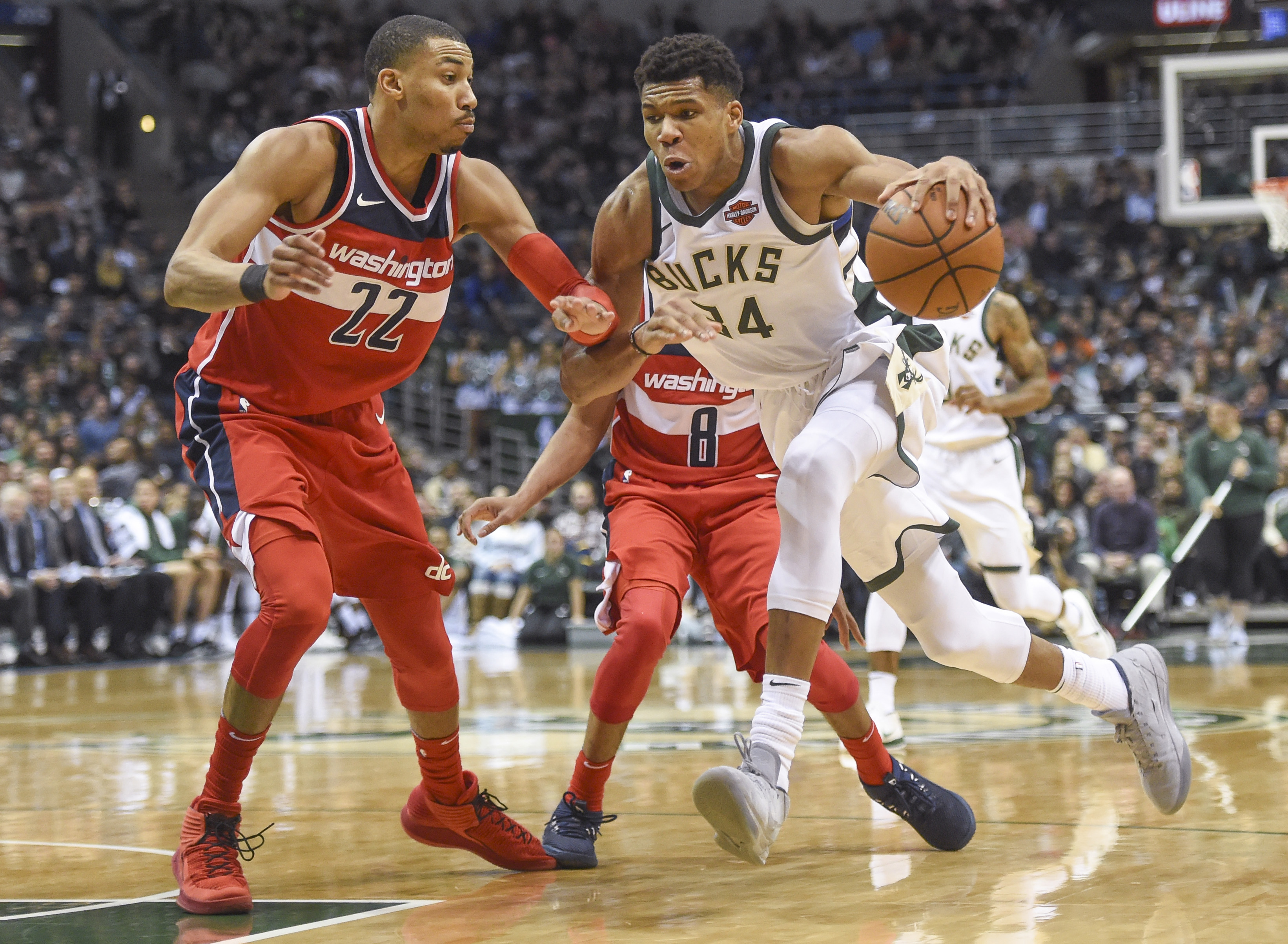 «Αέρινος» ο Αντετοκούνμπο στην ήττα των Μπακς [Βίντεο]