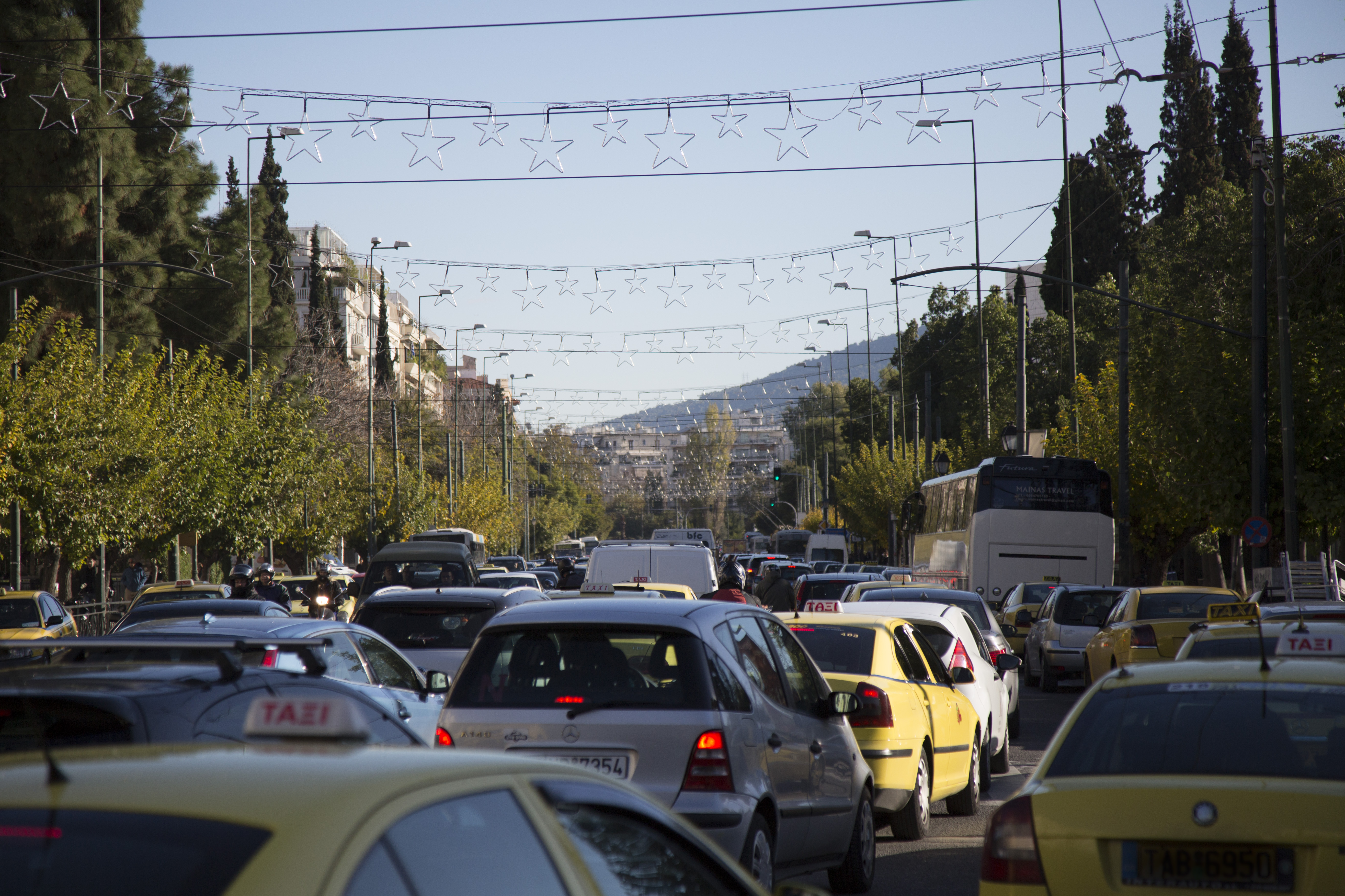 Αυξημένη κίνηση στους κεντρικούς δρόμους της Αθήνας