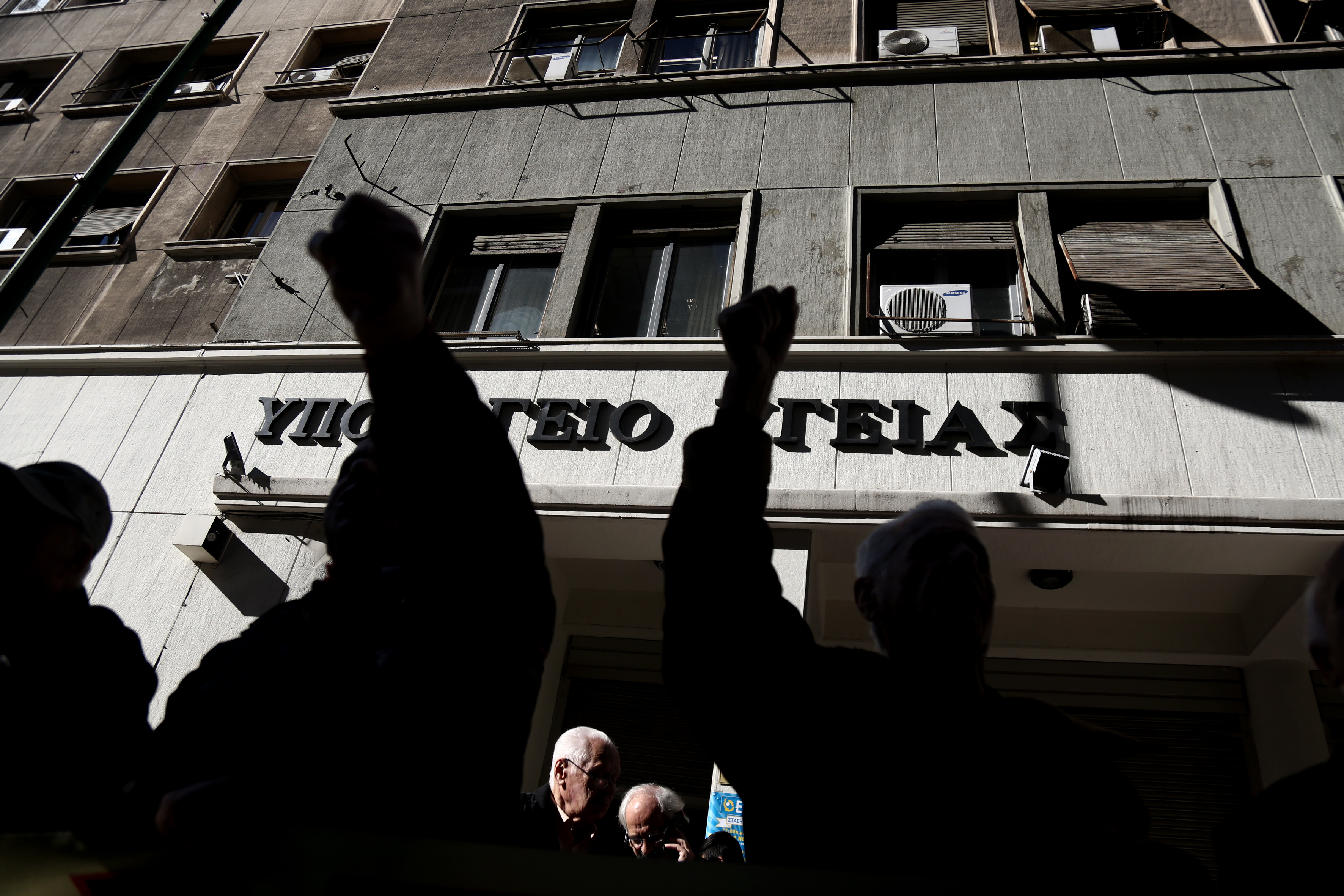 Εισβολή υγειονομικών και συνταξιούχων στο υπ. Υγείας