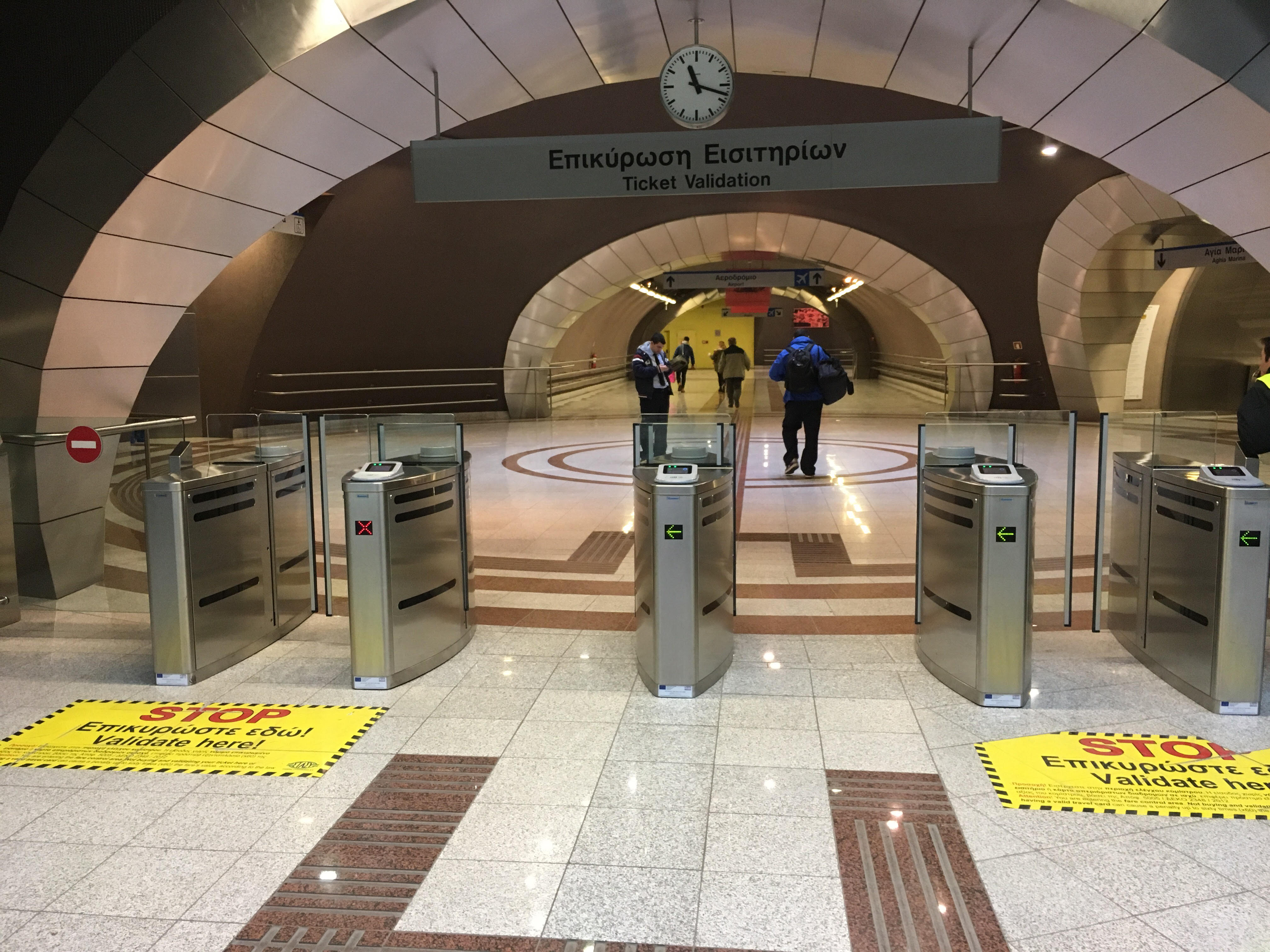 Ανοιχτές παραμένουν οι μπάρες στους σταθμούς του Μετρό