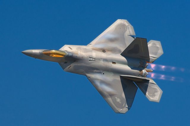 Οι ΗΠΑ στέλνουν τα «αόρατα» για τα ραντάρ F-22 στη Ν.Κορέα