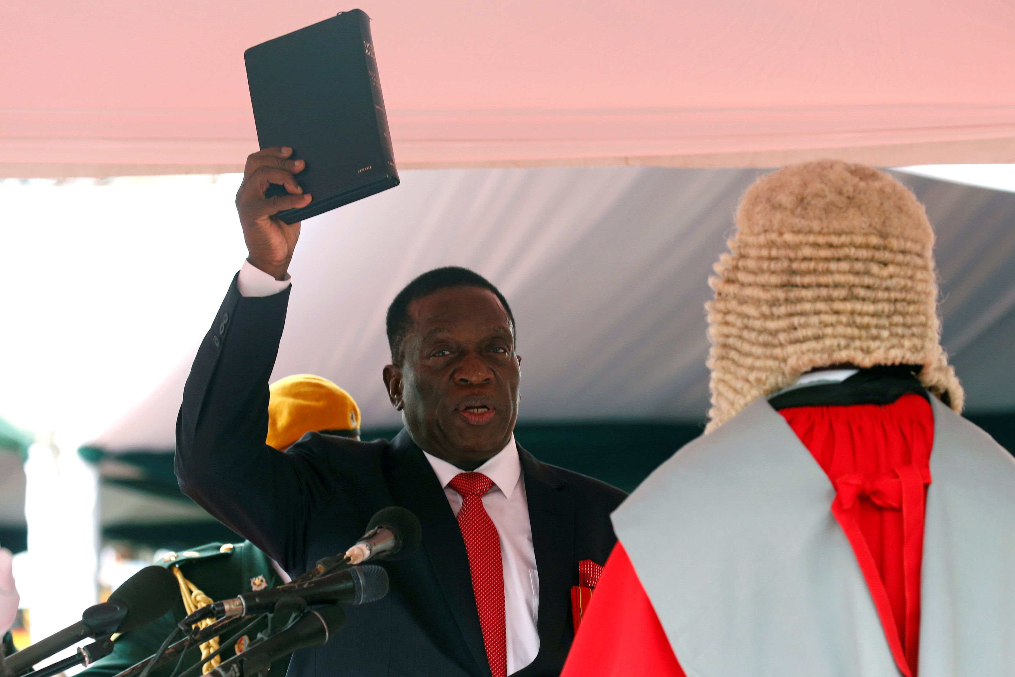 Ο Μνανγκάγκουα ορκίστηκε νέος πρόεδρος της Ζιμπάμπουε