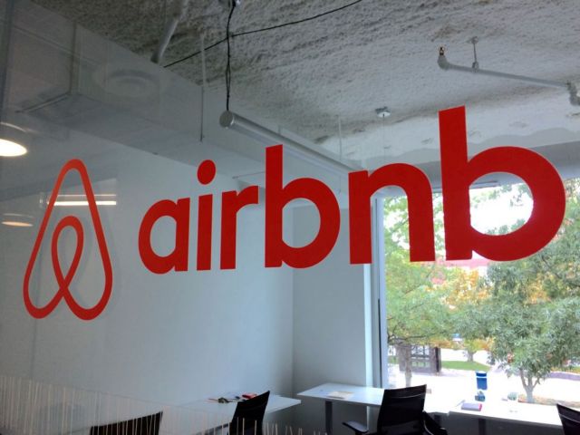 Πρόστιμο 5.000 ευρώ σε όσους δεν δηλώνουν ενοίκιο από Airbnb