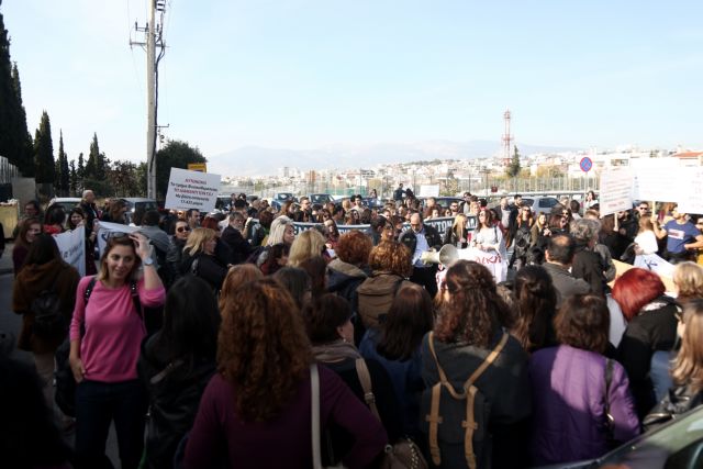 Συγκέντρωση διαμαρτυρίας παιδαγωγών έξω από το Υπ. Παιδείας