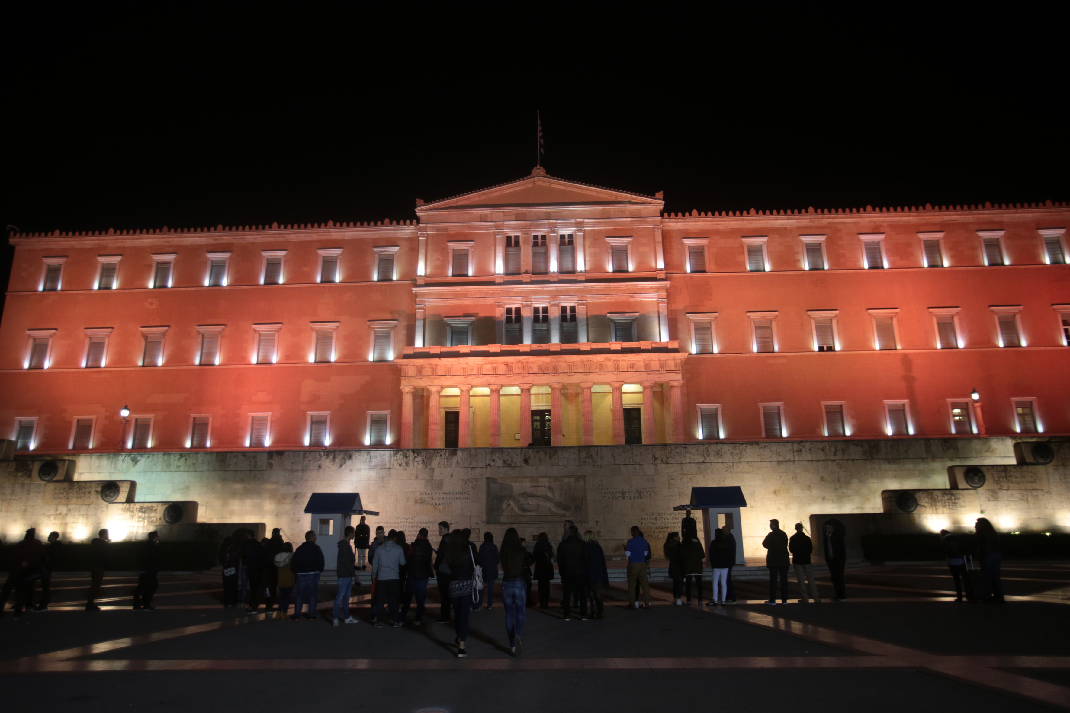 Στα «πορτοκαλί» η Βουλή για τη βία κατά των γυναικών