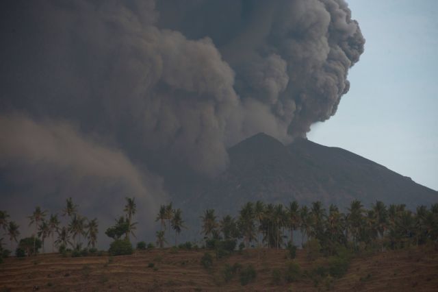 Μπαλί: Ακύρωση πτήσεων εξαιτίας του ηφαιστείου Αγκούνγκ