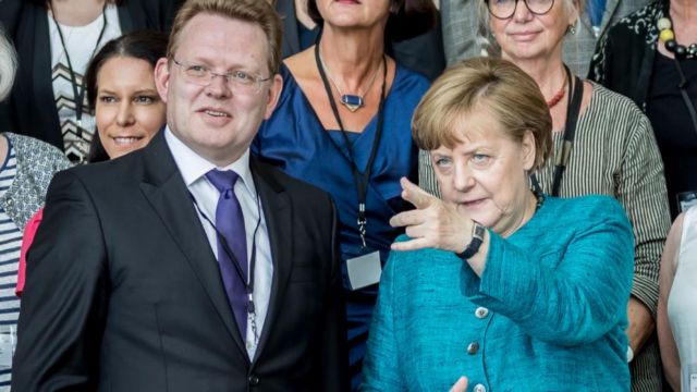 Γερμανία: Μαχαίρωσαν το δήμαρχο που φιλοξένησε πρόσφυγες