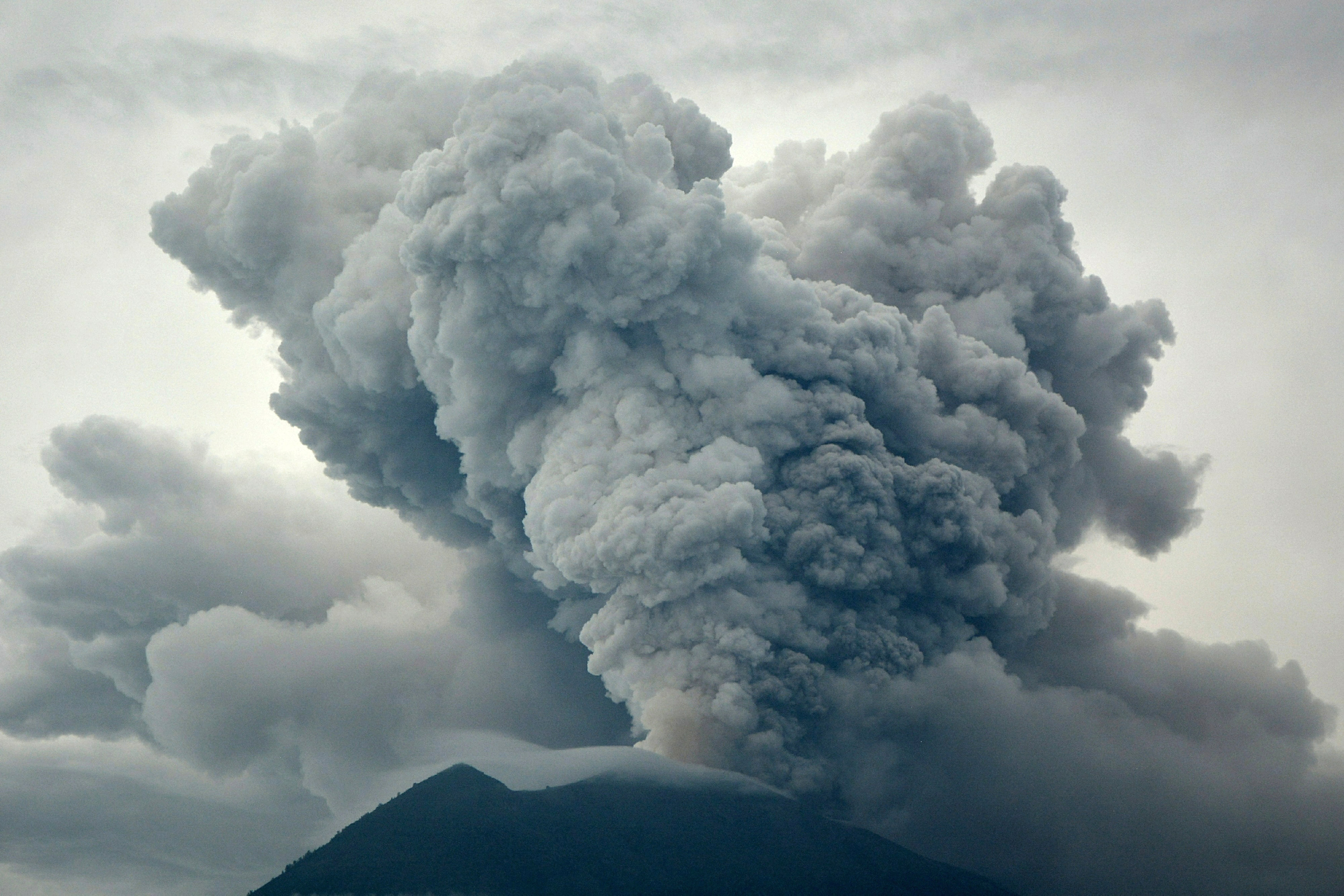 Έλληνες τουρίστες παγιδευμένοι στο Μπαλί λόγω ηφαιστείου