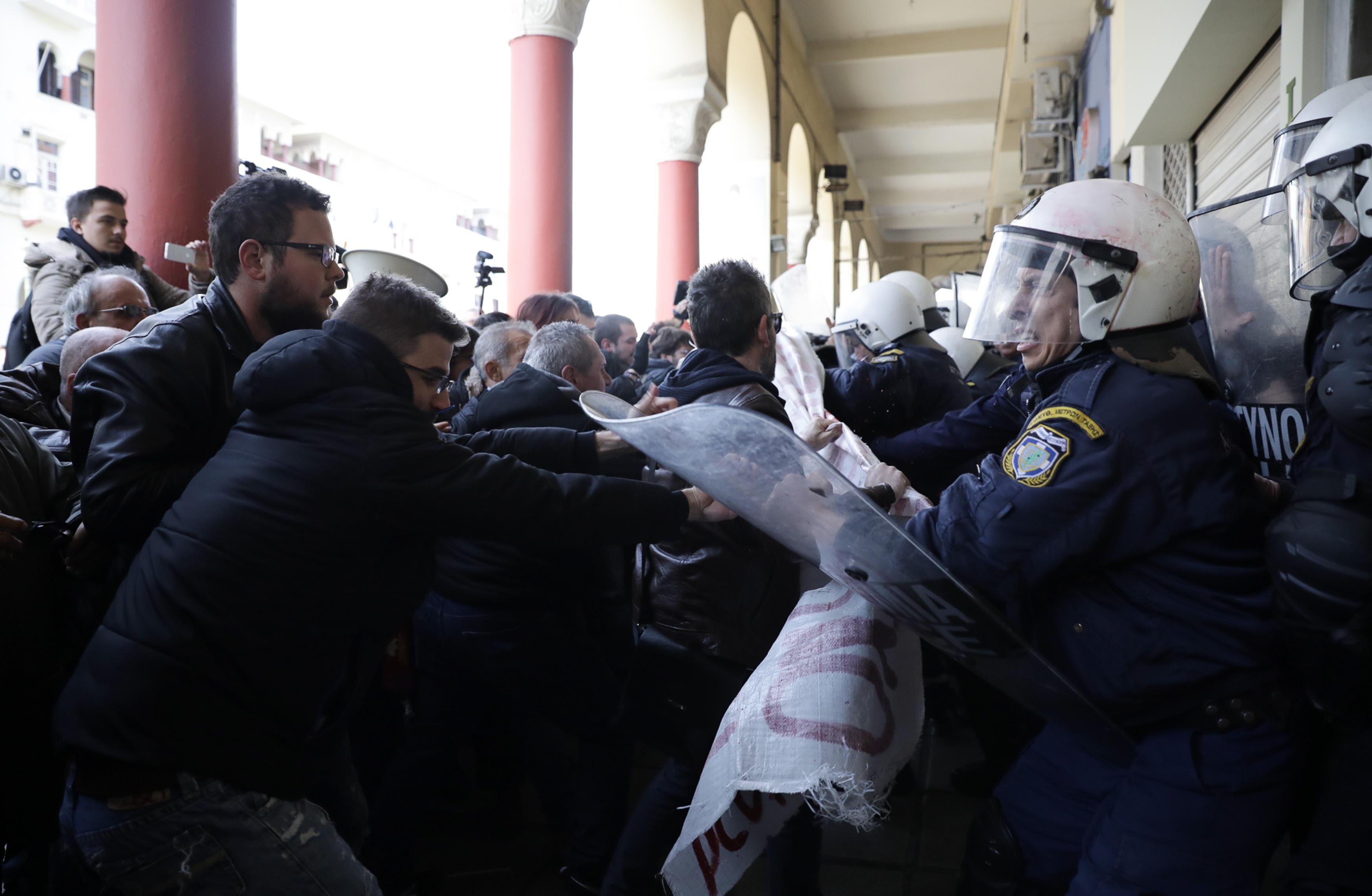 Συμπλοκές για τους πλειστηριασμούς και στη Θεσσαλονίκη [Βίντεο]
