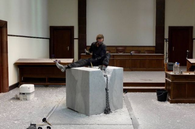 Ο Ποπ αλυσοδέθηκε για 19 μέρες αλλά δεν μπόρεσε να λυθεί [βίντεο]