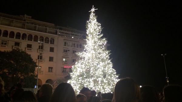 Φωταγωγήθηκε το χριστουγεννιάτικο δέντρο στη Θεσσαλονίκη [Βίντεο]