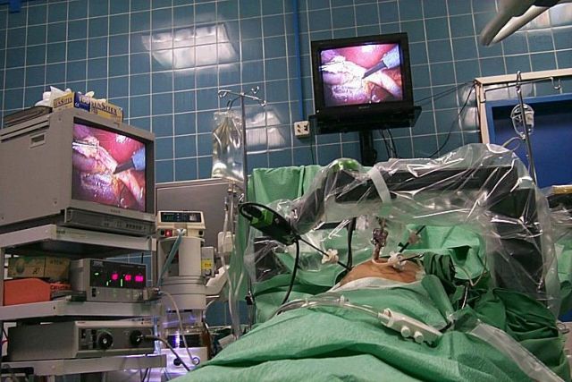 Πώς τα ρομπότ διευκολύνουν τις χειρουργικές επεμβάσεις