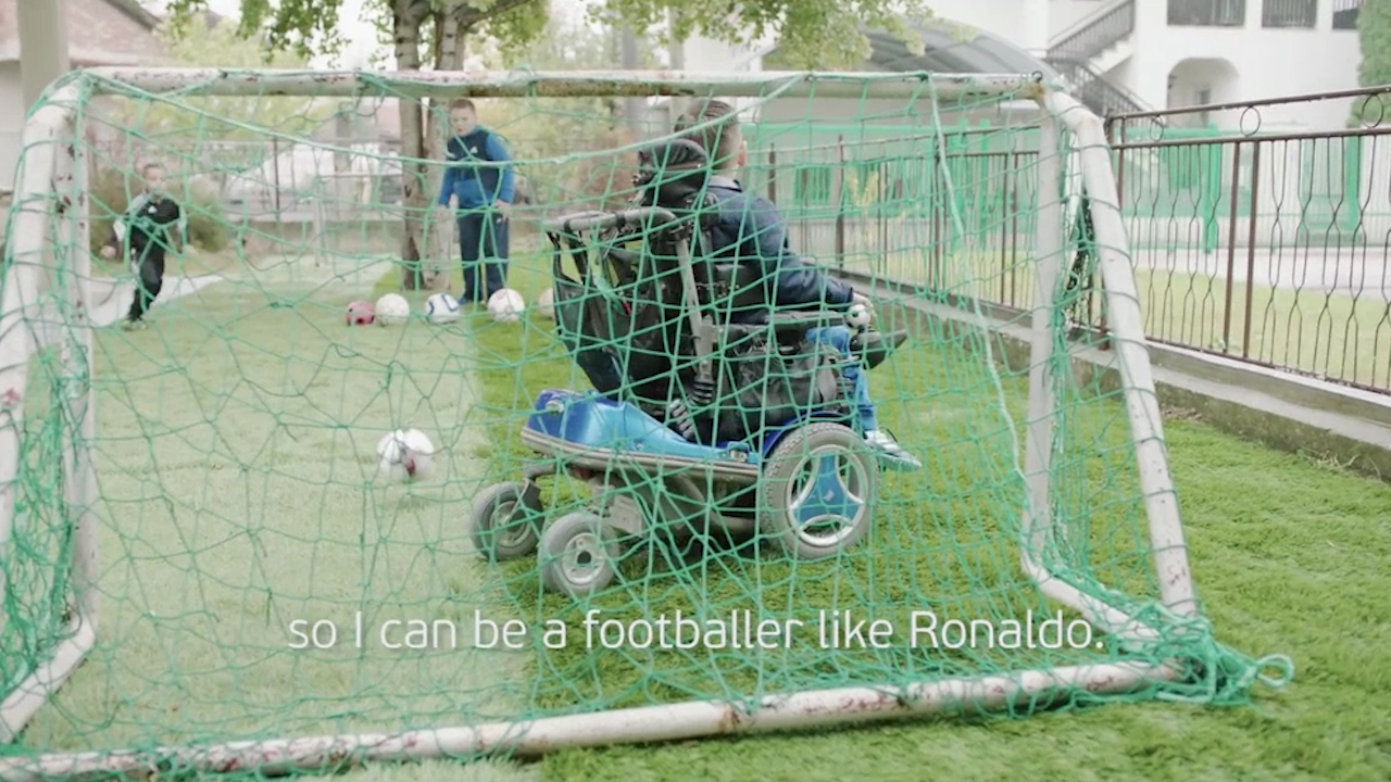 Τζέιν Βελκόφσκι: Μέσω του ποδοσφαίρου υπερνικά την αναπηρία του