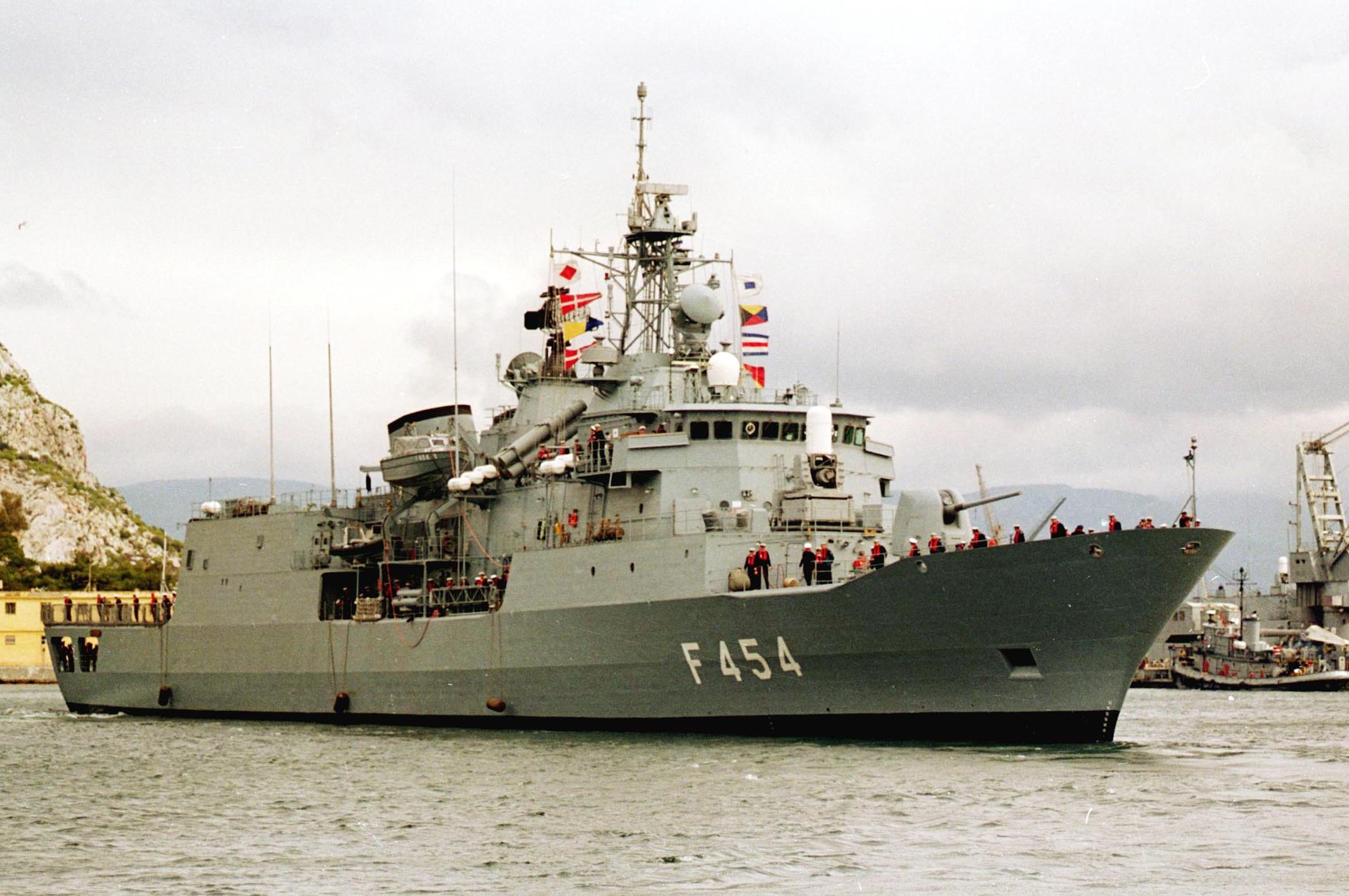 Πλοία του Στόλου στον Πειραιά για τον εορτασμό του Αγ.Νικολάου