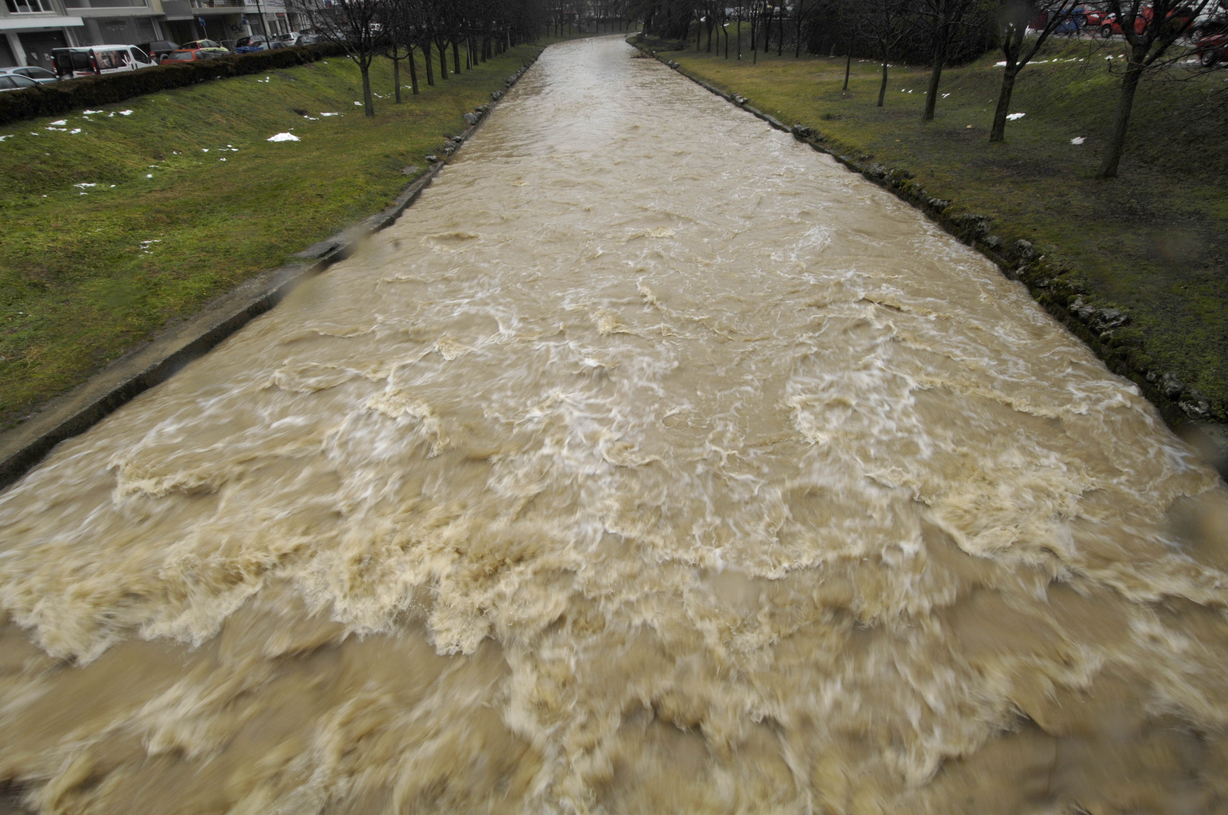 «Φούσκωσε» επικίνδυνα ο Πηνειός [Βίντεο]
