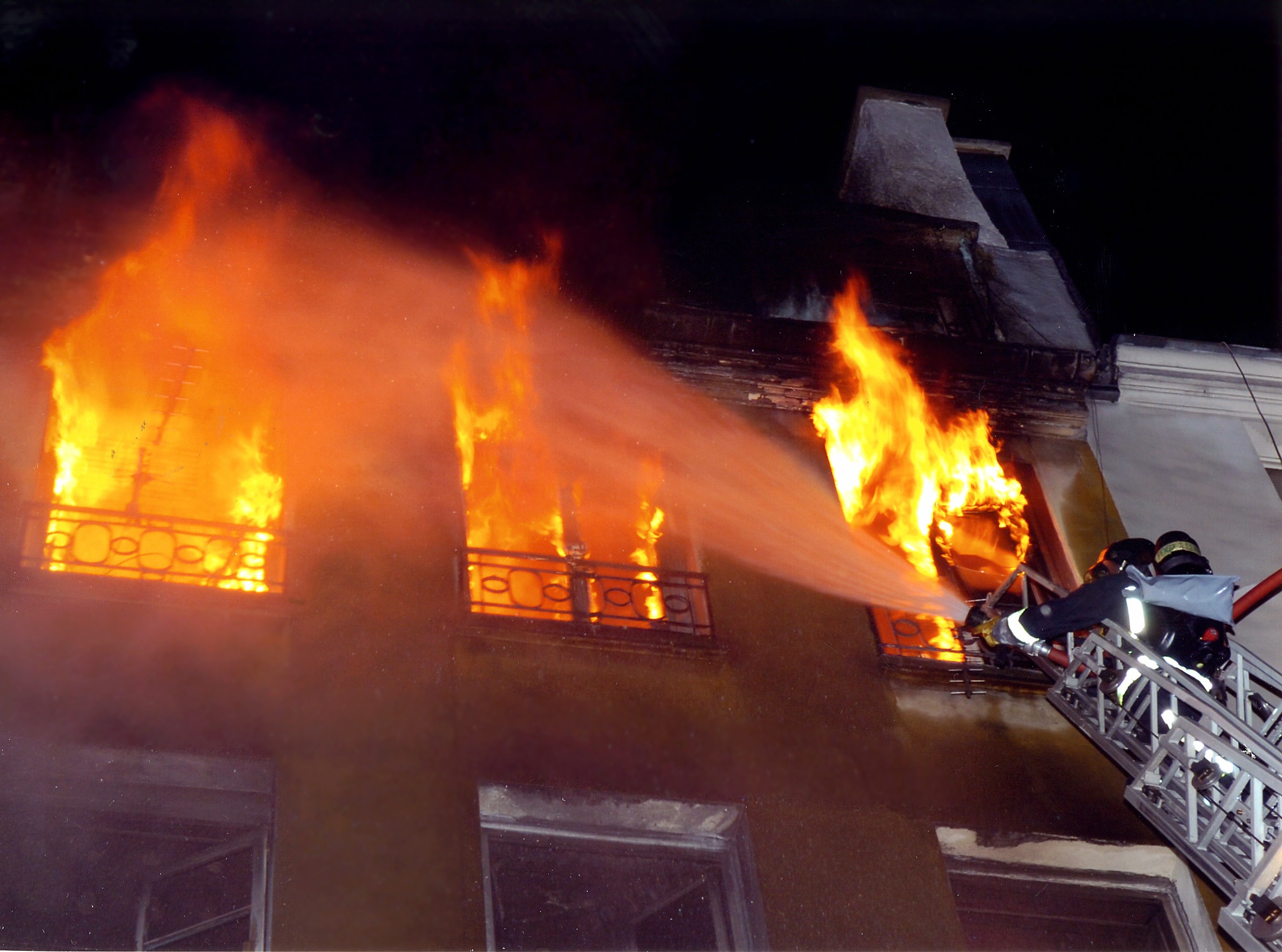 Υπό μερικό έλεγχο η φωτιά σε κτίριο στο κέντρο της Αθήνας