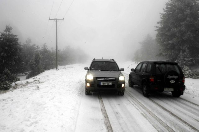 Επιχείρηση απεγκλωβισμού 4 ατόμων στα παγωμένα Βαρδούσια