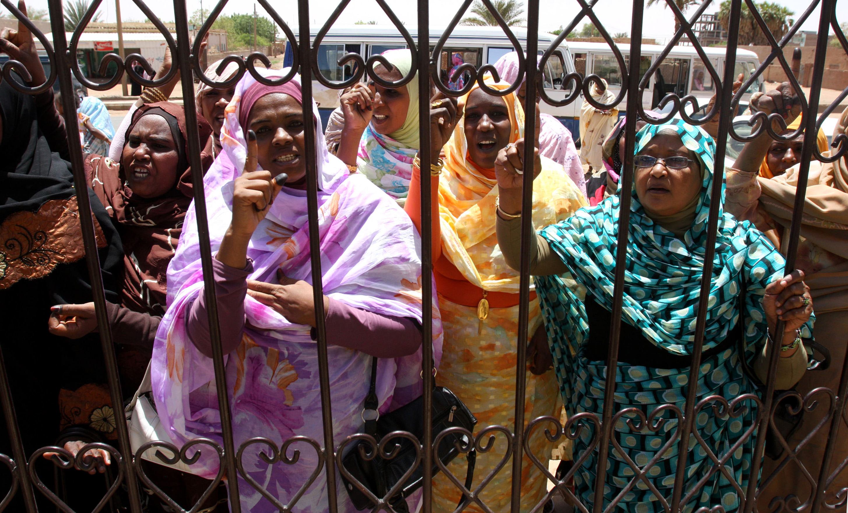 Σουδάν: Κινδυνεύουν να μαστιγωθούν επειδή φόρεσαν παντελόνι