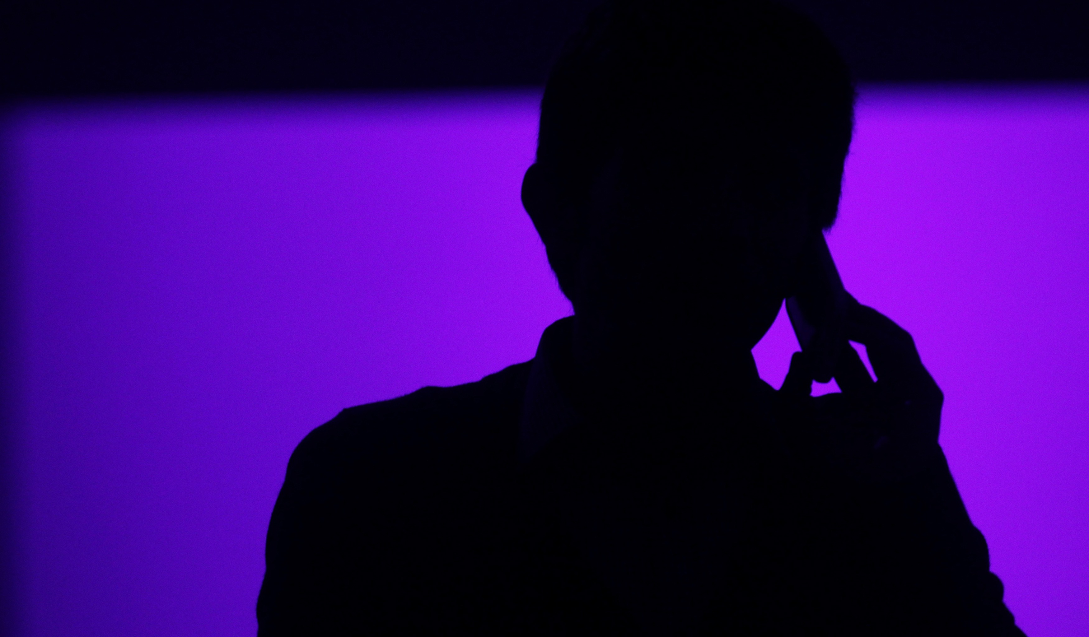 «Θα πας στο κρεβάτι;» – Χιλιάδες μηνύματα από Βρετανούς μέσα στο σπίτι