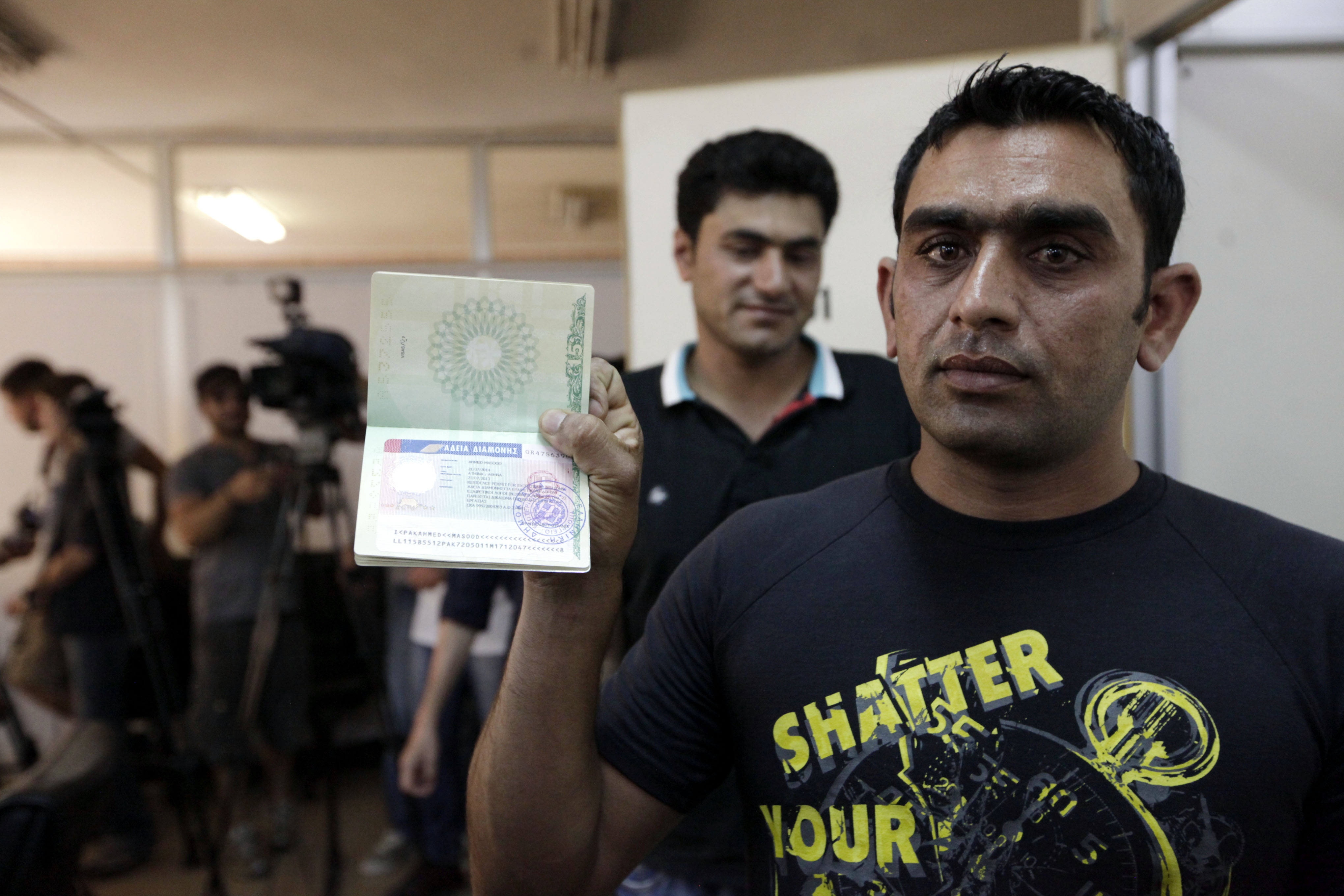 Προειδοποιήσεις από ΕΕ για τις άδειες διαμονής μεταναστών