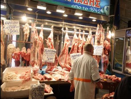 Στα περσινά επίπεδα οι τιμές των κρεάτων εκτιμούν οι κρεοπώλες