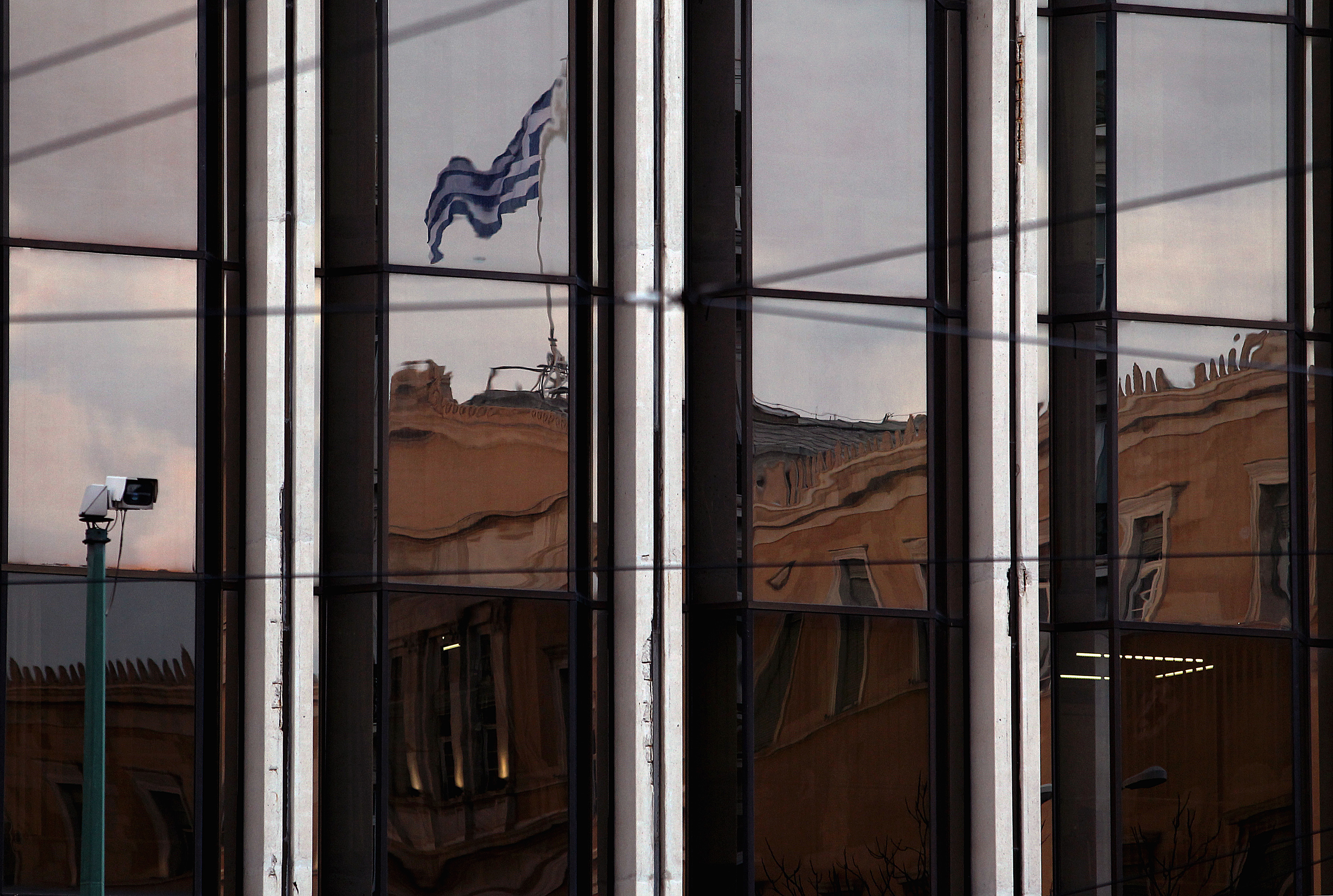 Δεν θα βγούμε από τα μνημόνια το καλοκαίρι λένε 8 στους 10