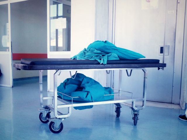 Τραυματιοφορέας κατηγορείται για δολοφονίες ασθενών