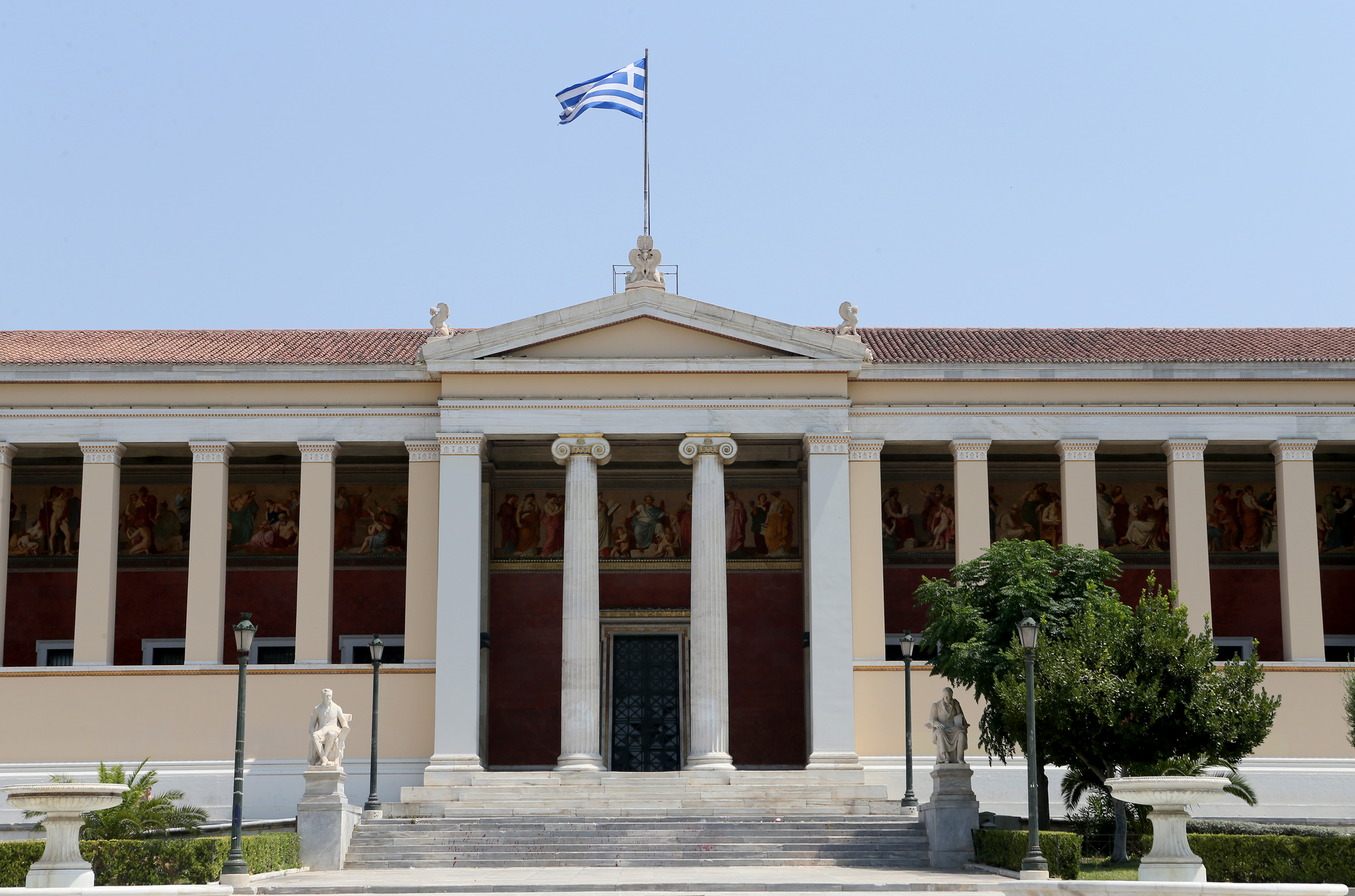 Άγρια επίθεση κουκουλοφόρων κατά φοιτητών στο Πανεπιστήμιο Αθηνών