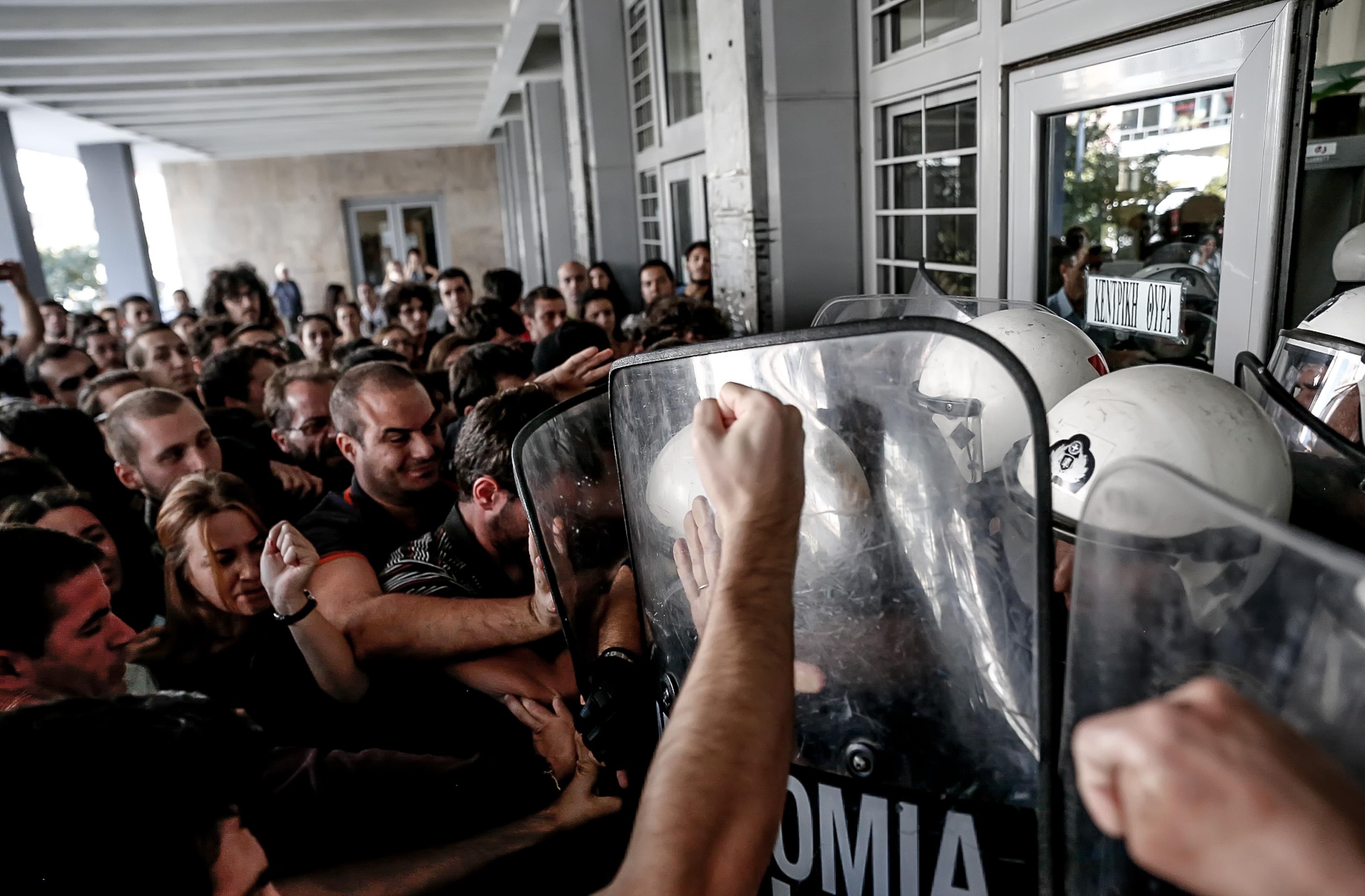 Κινητοποιήσεις ΑΔΕΔΥ, ΠΑΜΕ κατά διώξεων για πλειστηριασμούς