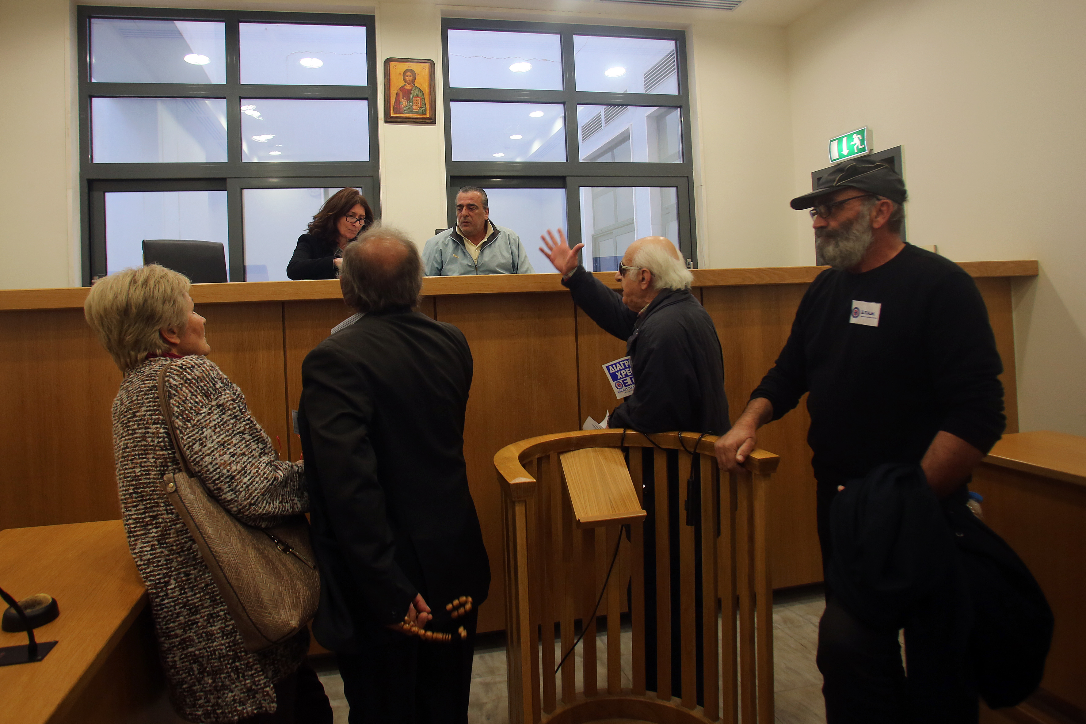 Greek notaries satisfied with law protecting property auctions