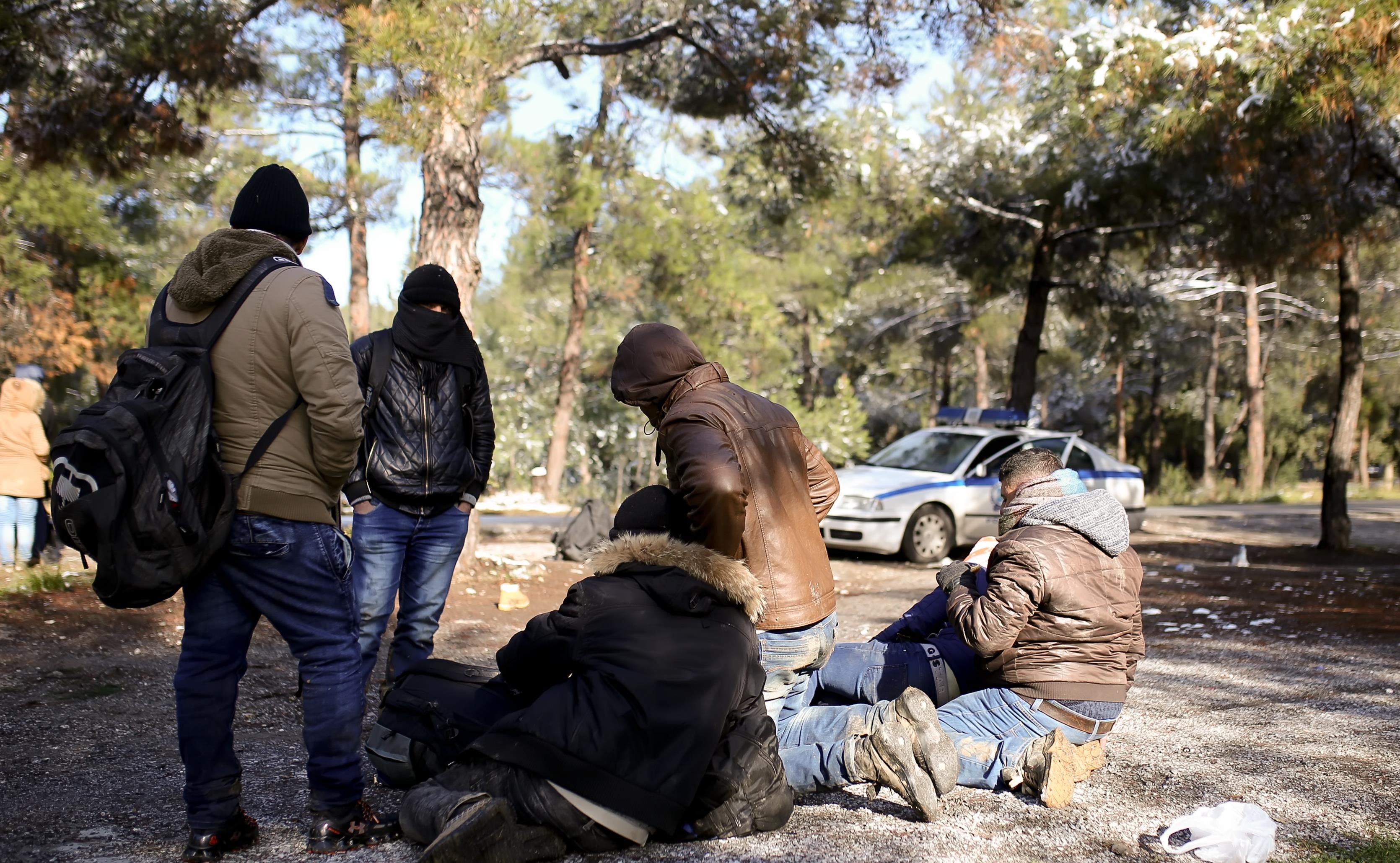 Εξαρθρώθηκε σπείρα που προμήθευε διακινητές με πλαστά έγγραφα