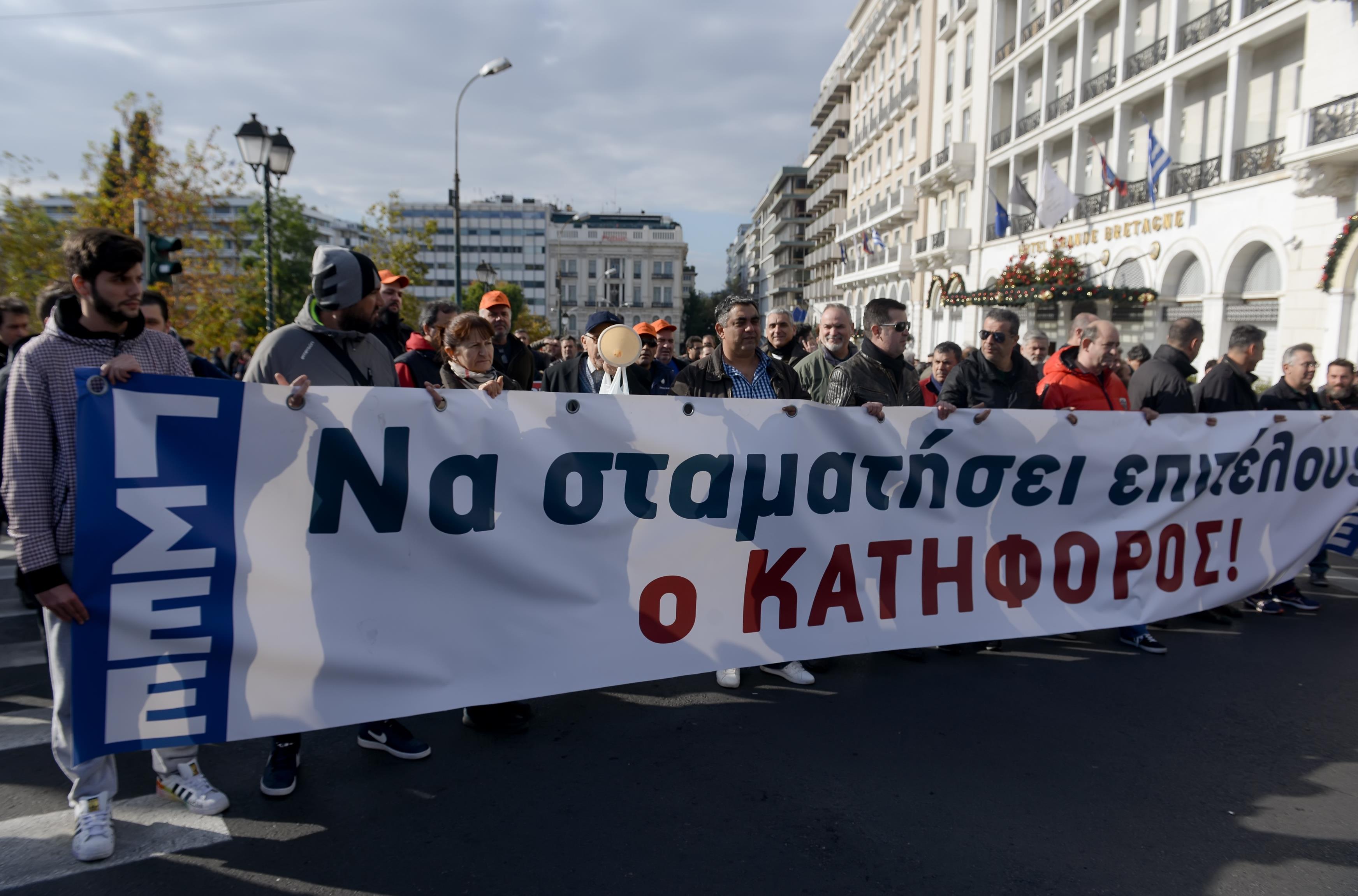 «Παραλύει» δημόσιος και ιδιωτικός τομέας την Πέμπτη λόγω απεργίας