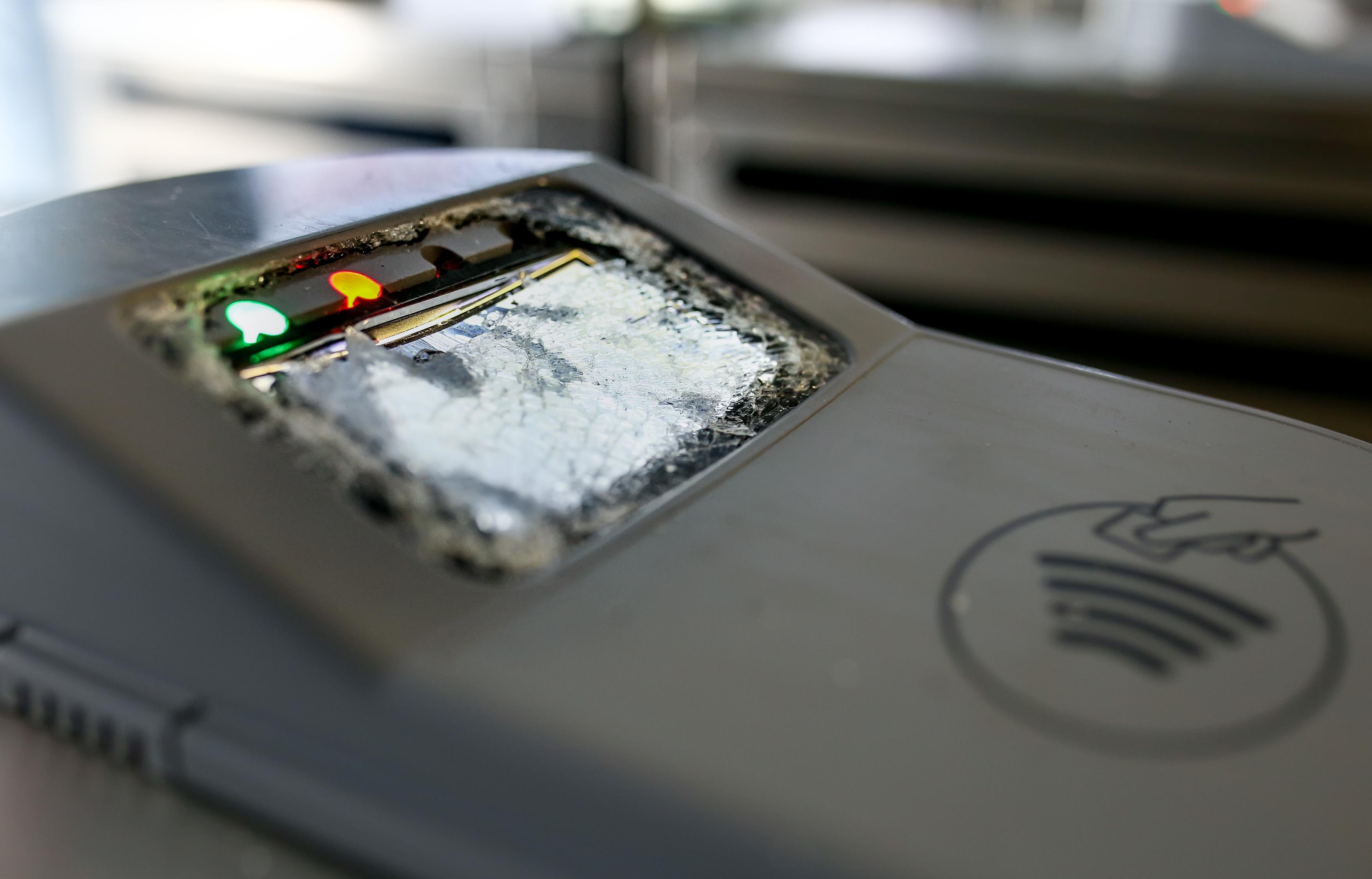 Έσπασαν ακυρωτικά μηχανήματα στο μετρό Πανεπιστημίου