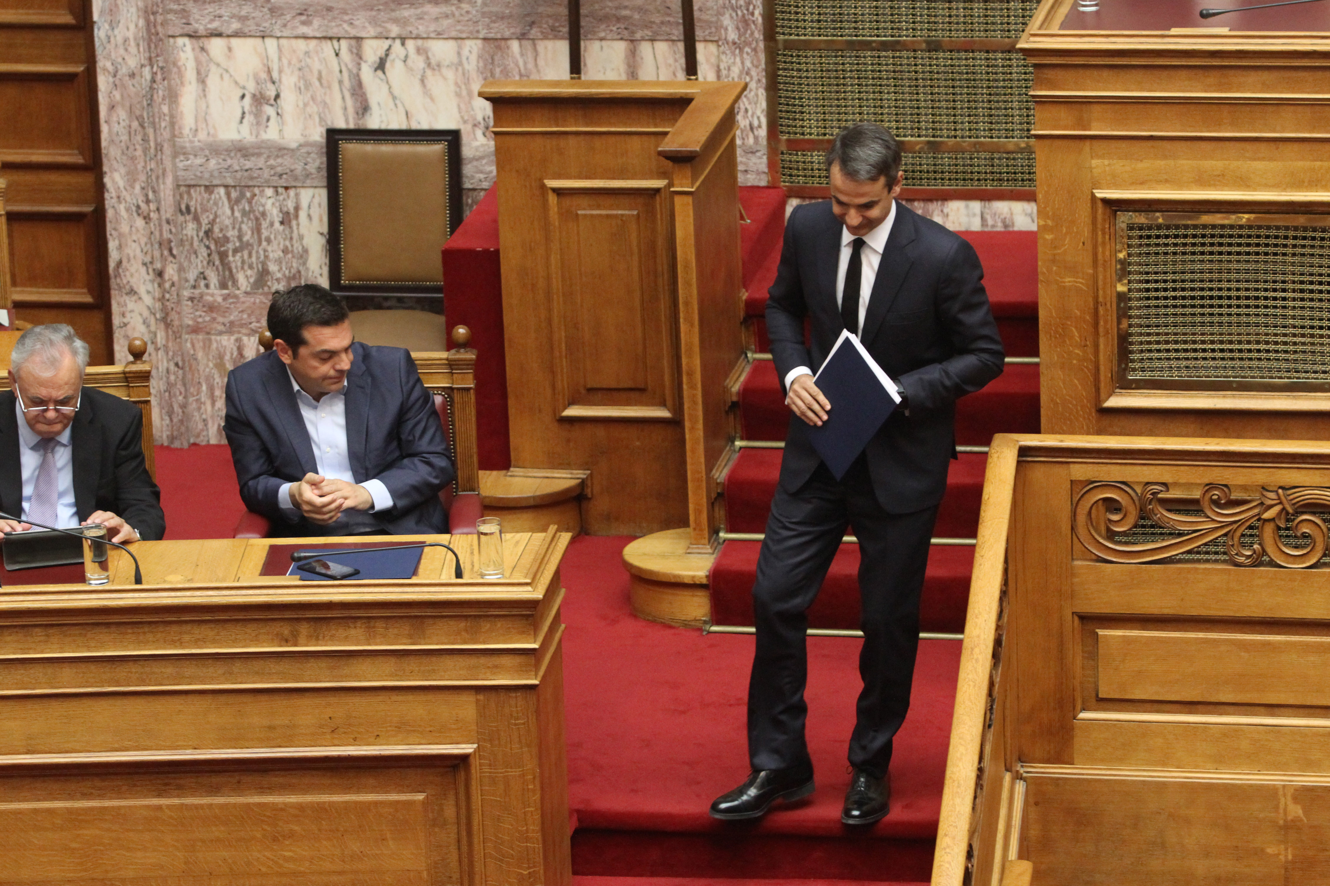 MRB: Με 9,4% προηγείται η ΝΔ έναντι του ΣΥΡΙΖΑ