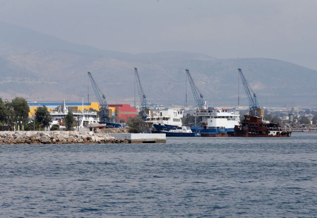 Απομάκρυνση επικίνδυνων πλοίων από Πειραιά και Ελευσίνα