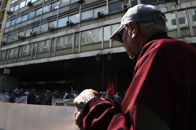 ΕΦΚΑ: Πληρώνονται σήμερα οι νέες συντάξεις