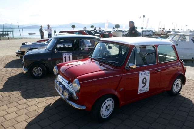 «Παρέλαση» από παλιά Mini Cooper στο Βόλο