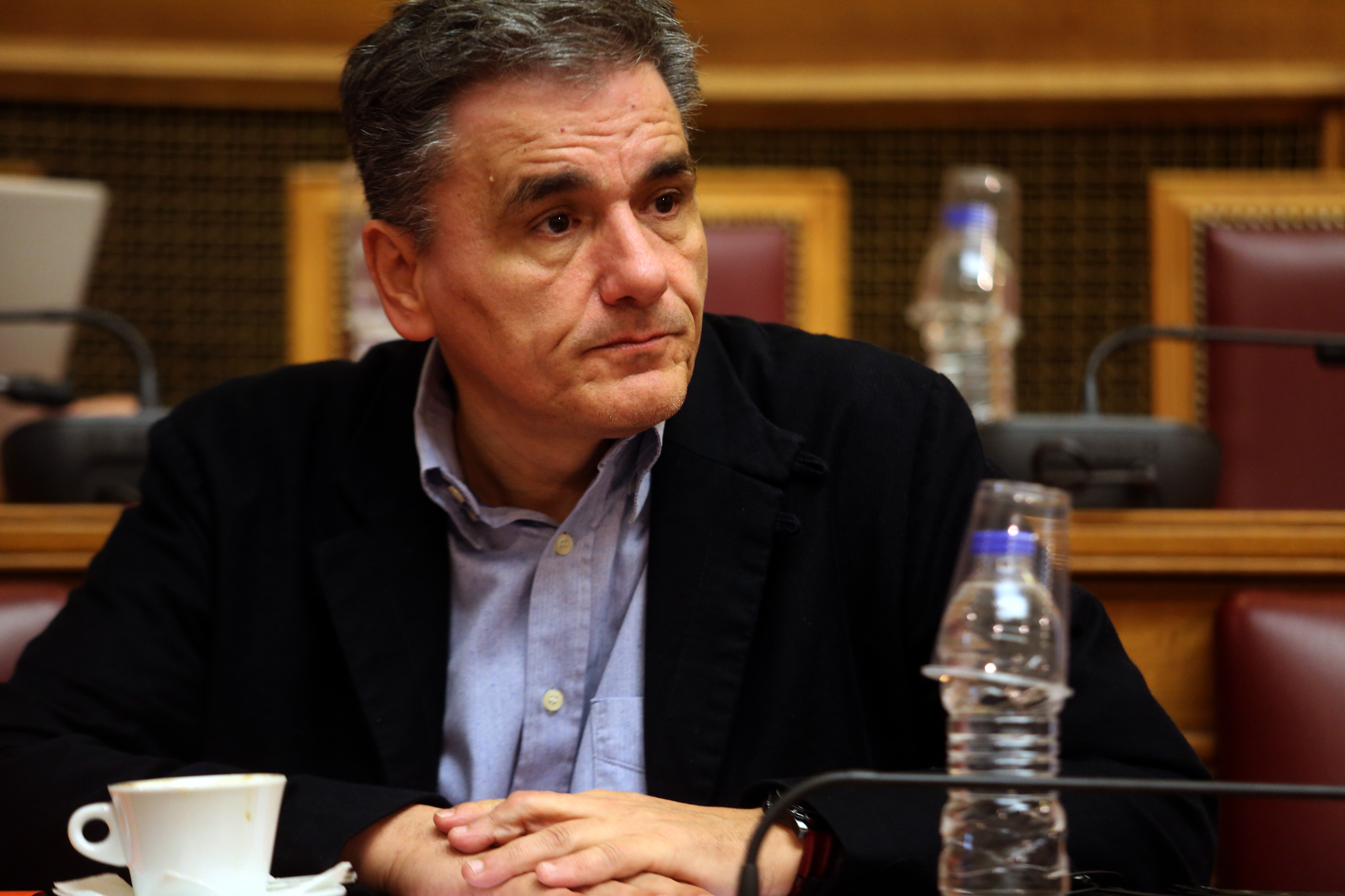 Πυρά εκ των έσω δέχεται ο Ευκλείδης Τσακαλώτος