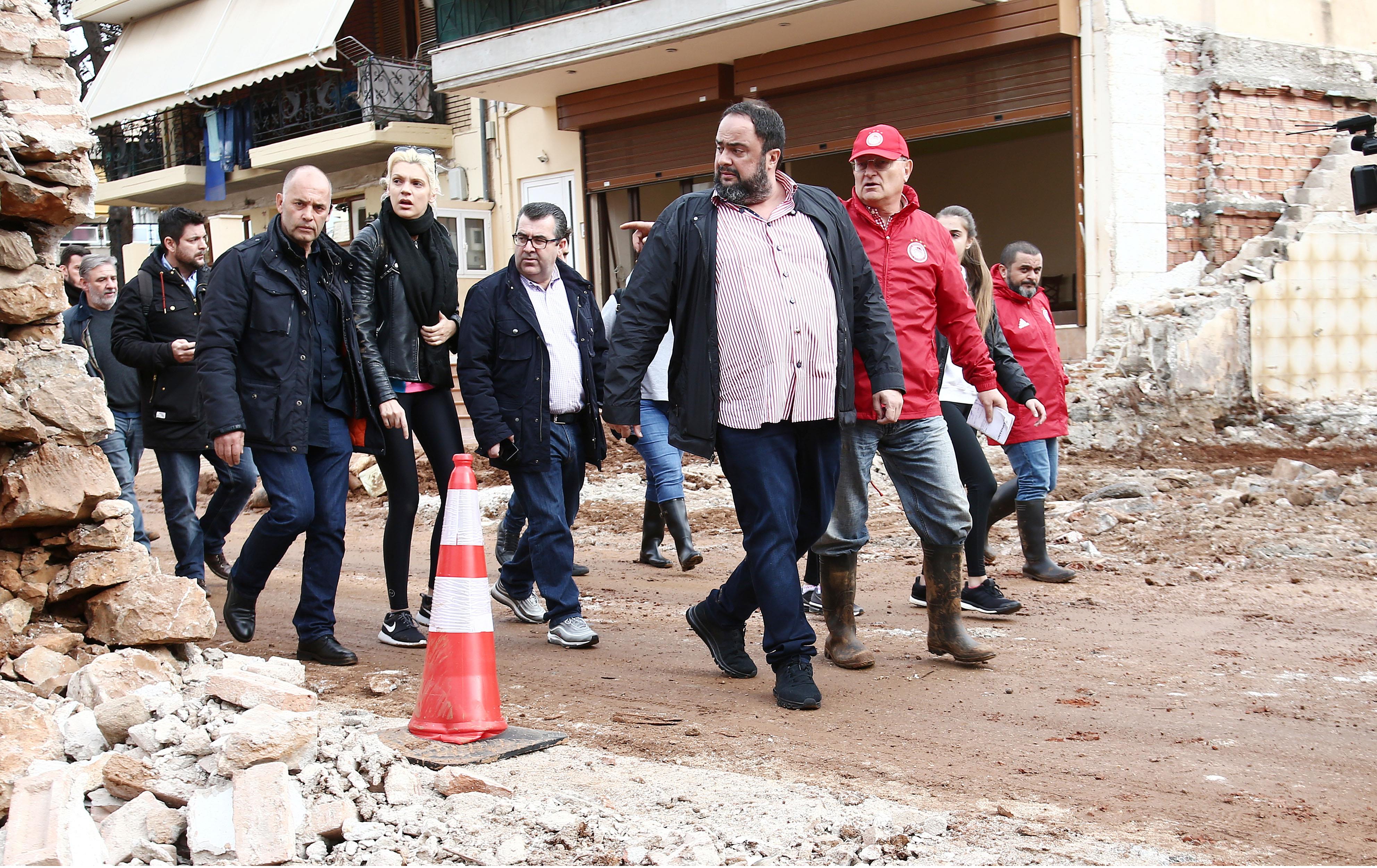 Ένα τριαντάφυλλο στον Βαγγέλη Μαρινάκη από ηλικιωμένη στη Μάνδρα