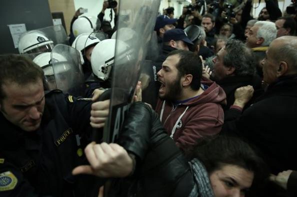 Περιφέρεια Αττικής: Καταδικάζει την αστυνομική βια στο Ειρηνοδικείο