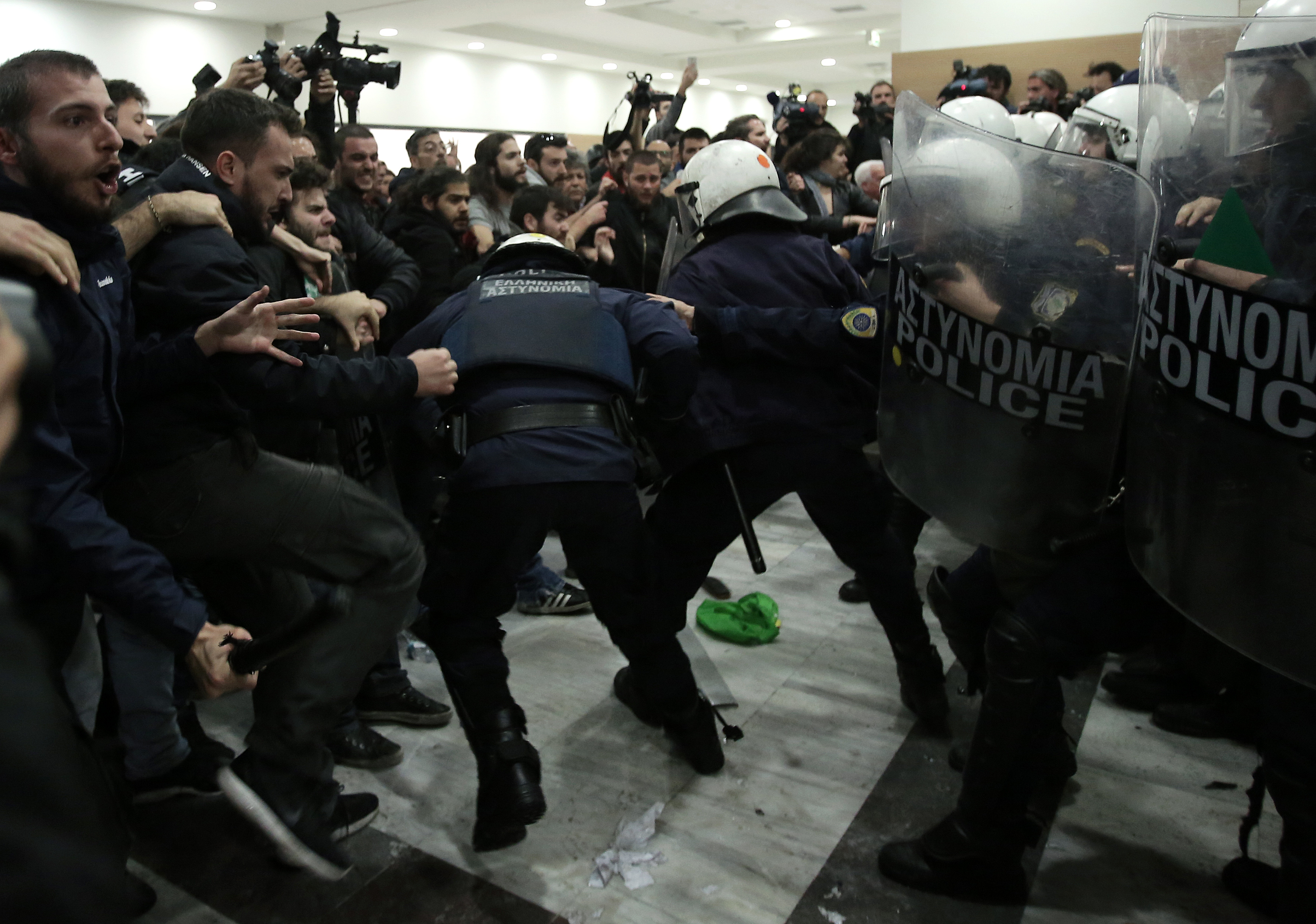 Ένταση ξανά στο Ειρηνοδικείο, διακοπή πλειστηριασμών [Βίντεο]