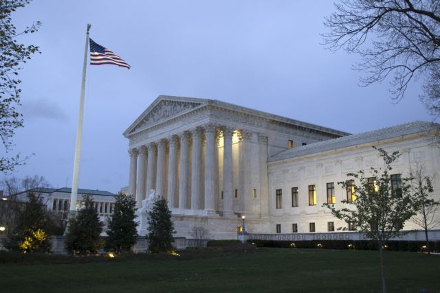 Ανώτατο Δικαστήριο: «Ναι» στο αντιμεταναστευτικό διάταγμα